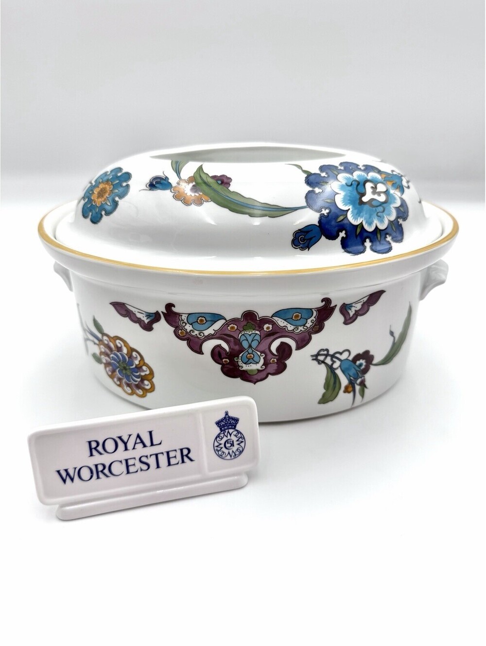 Royal Worcester Palmyra - Oval covered Casserole, 10"